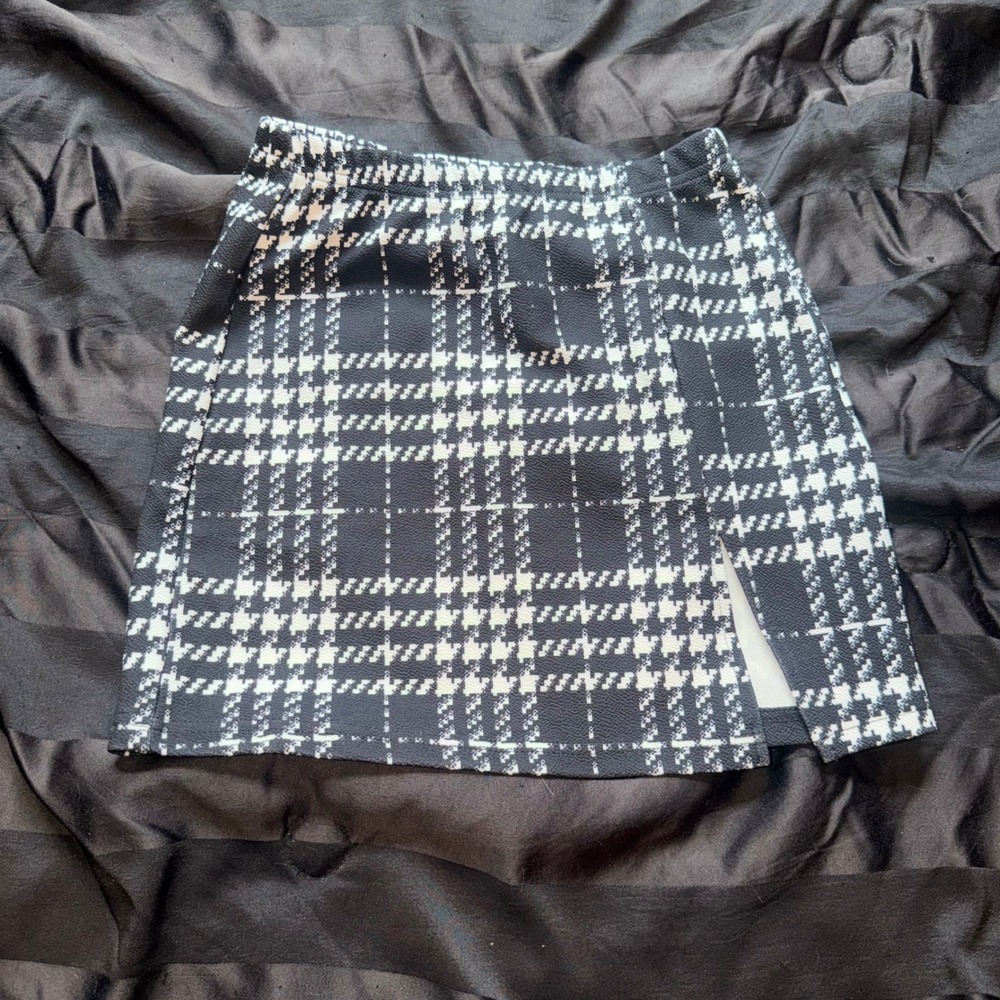 SHEIN Mini Skirt Womens XS Black White Plaid Side Slit Academic Preppy Chic